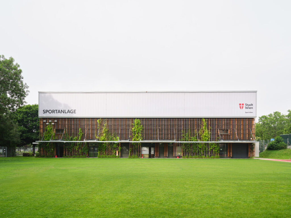 Sport & Fun Halle Wien mit Rasen im Vordergrund