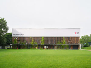 Sport & Fun Halle Wien mit Rasen im Vordergrund
