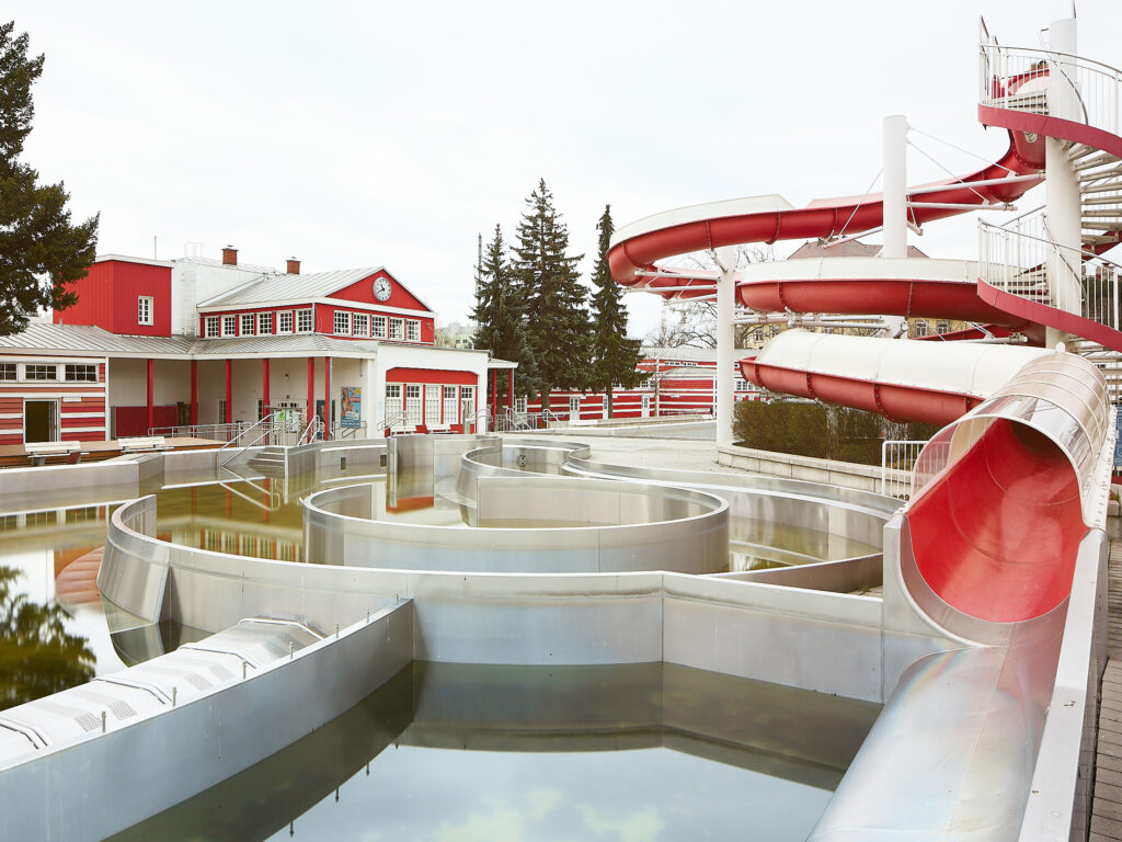 Becken und Rutsche im Kongressbad Wien