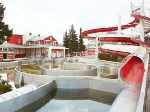 Becken und Rutsche im Kongressbad Wien