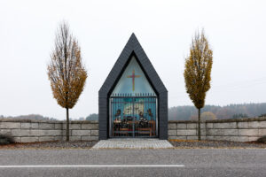 Modernes Marterl bzw Kapelle, verkleidet mit Schieferplatten bei Christkindl/Steyr.