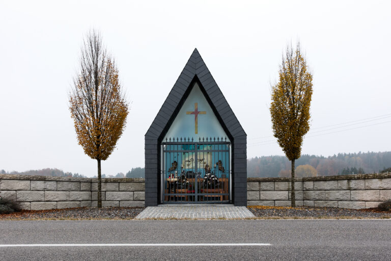 Modernes Marterl bzw Kapelle, verkleidet mit Schieferplatten bei Christkindl/Steyr.