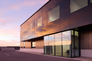 Firmengebäude von Metallbau Blauensteiner - moderne Architektur im effektvollen Licht eines Sonnenuntergangs