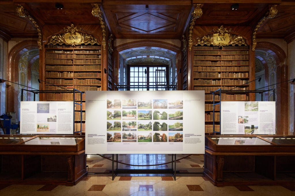 Großformatiges Tableau von Gartenfotografien im Prunksaal der Österreichischen Nationalbibliothek