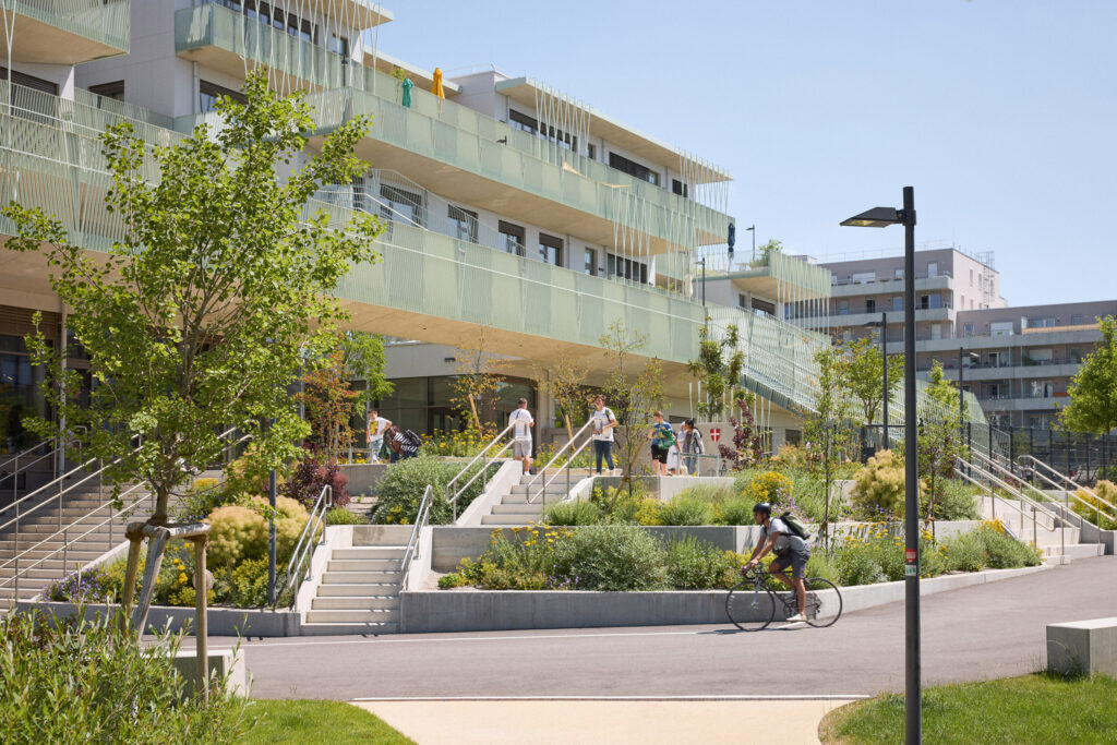 Eingangssituation der modernen Architektur des Bildungscampus Deutschordenstraße in Wien, fotografiert an einem freundlichen und sonnigen Vormittag.