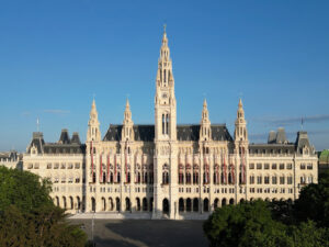 Drohnenfotografie vom Rathaus Wien an einem sonnigen Morgen
